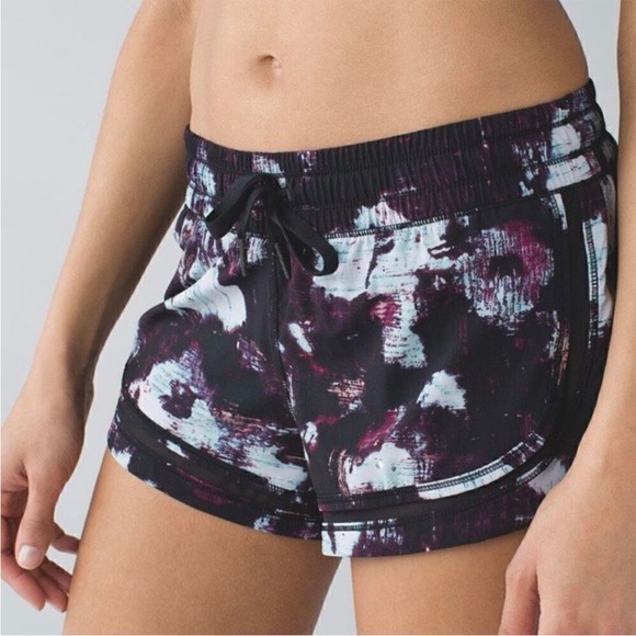 Lululemon‎ Make a Move Hotty Hot shorts Sz 4 - Picture 1 of 8